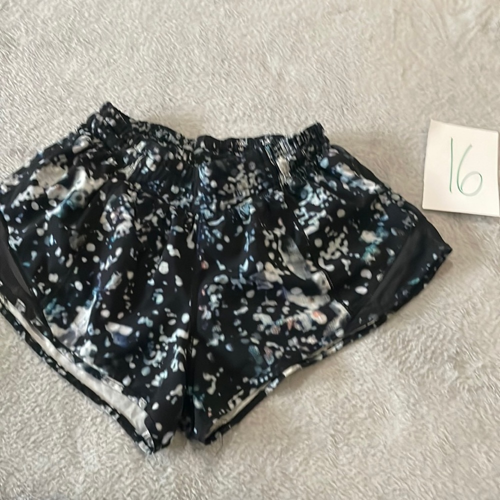 Lululemon white black blue sz 4 hottie hot shorts 2.5 inch inseam liner intact
